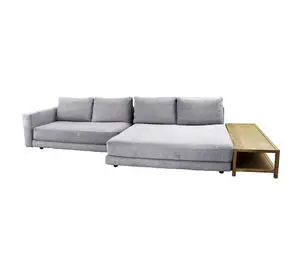 Lysgrå sofa med venstre armlæn, dobbelt daybed og træbord til højre.